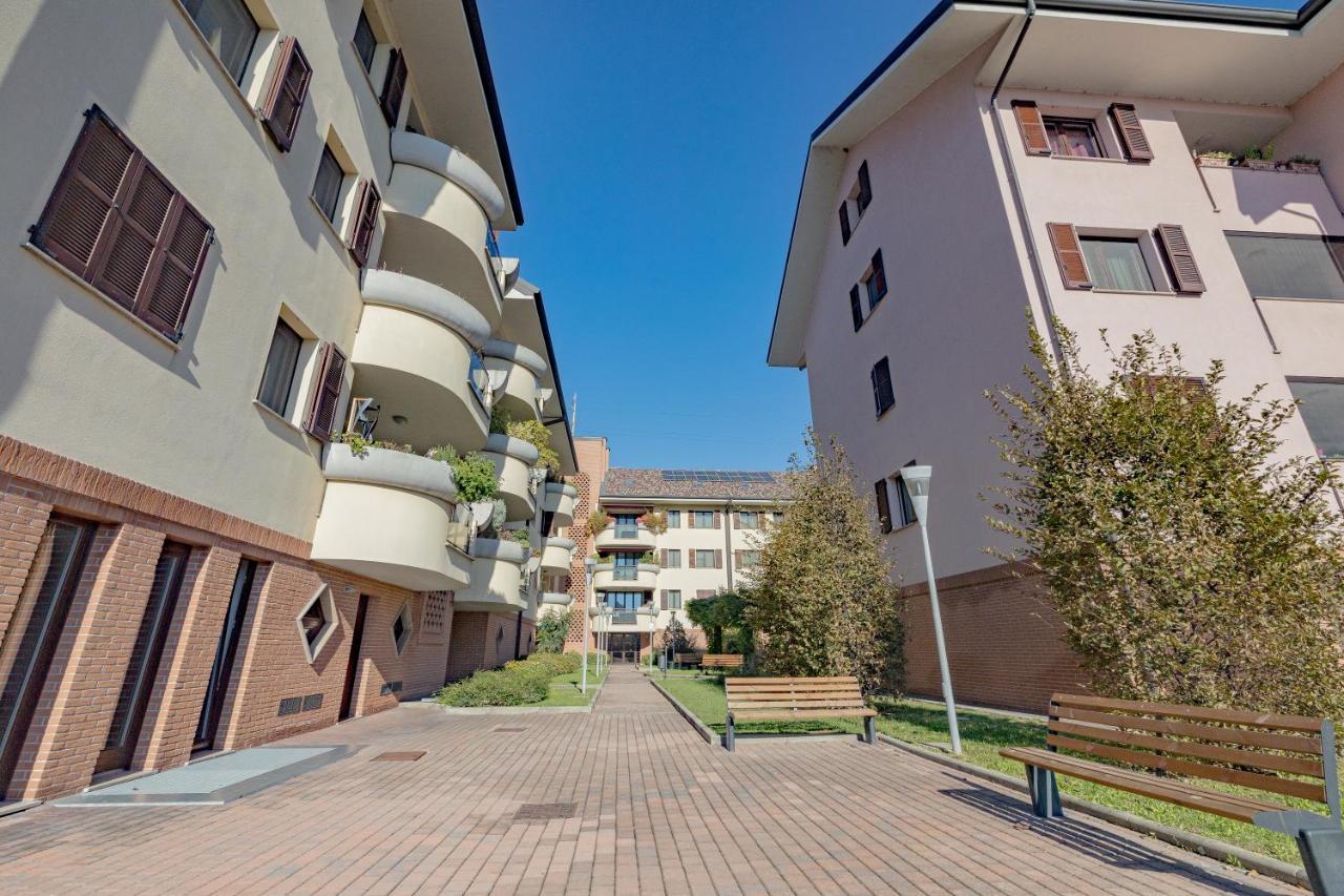 Milan Forum Camelia Guesthouse Ассаго Экстерьер фото